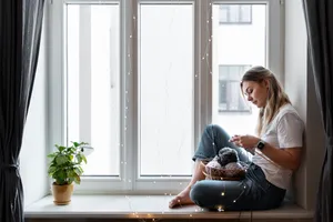 young-woman-knitting-while-relaxing
