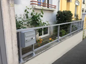 kostum_aluminium_cloture_separative_dali_9007_boite_aux_lettres_integre