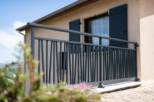 kostum_briel_aluminium_contemporain_garde-corps_barreaude_pose_sur_dalle_7016_gris_anthracite (5)